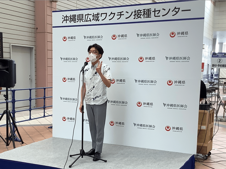 ワクチンの意義や重要性について一般の方に向けてお話。ショッピングモールに臨時開設されたステージにて。